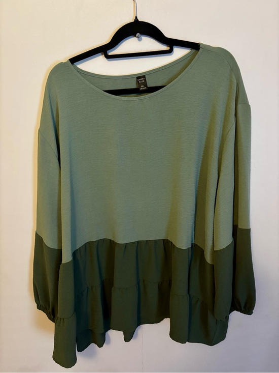 Emery Rose Tops - PLUS Green Ruffle Hem Top